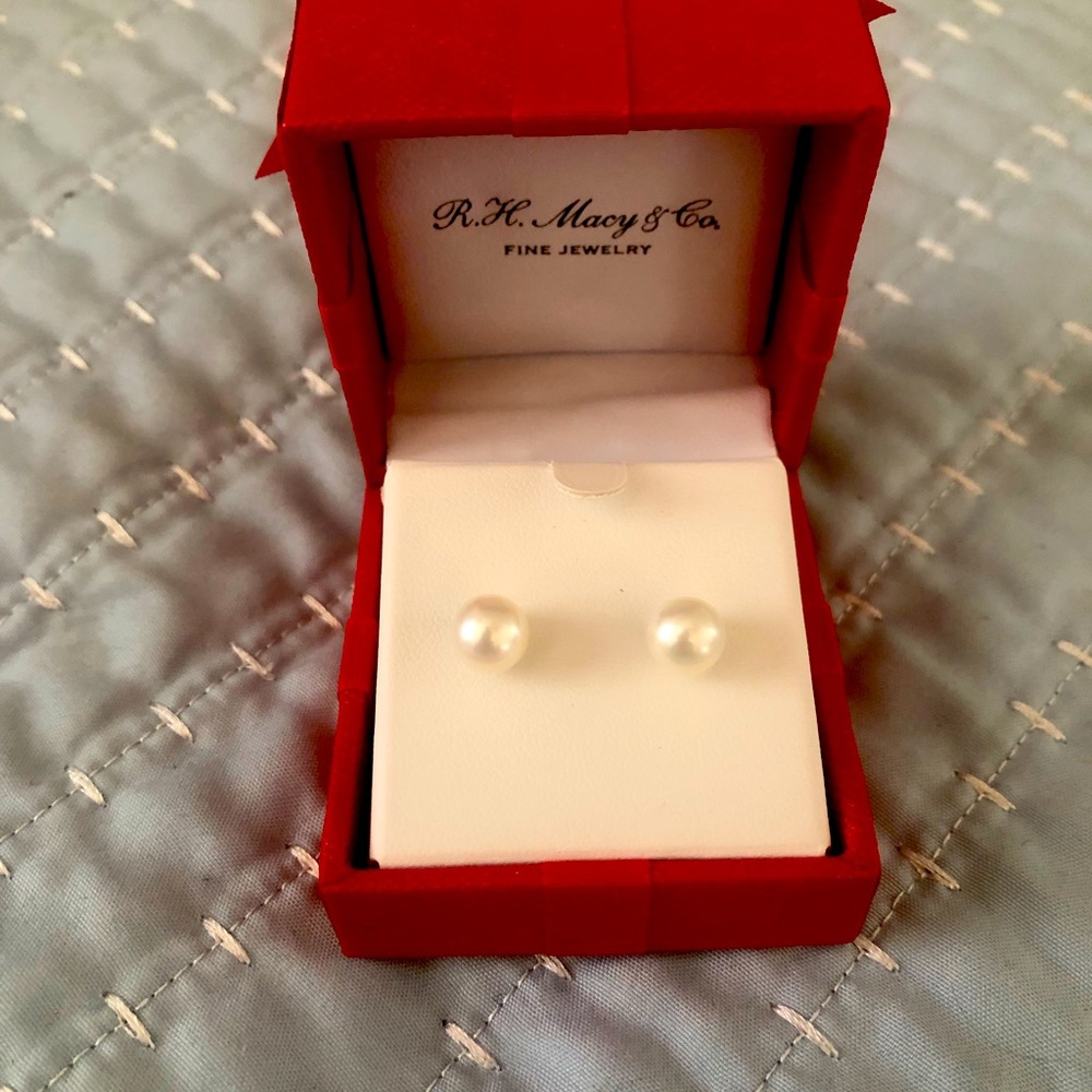 Genuine 14k gold cultured pearl stud earrings